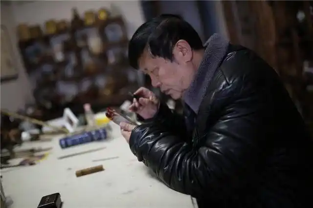 微雕大师头发上刻字经典作品几百万不卖