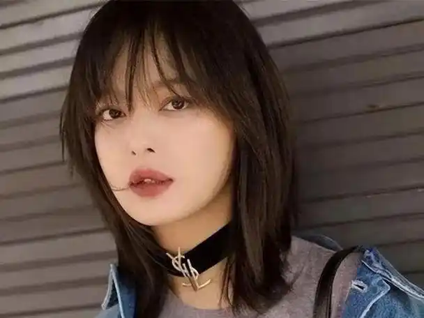 发卡与发带是扎发中最常见不踩雷的,发卡适合夹刘海,营造俏皮可人的