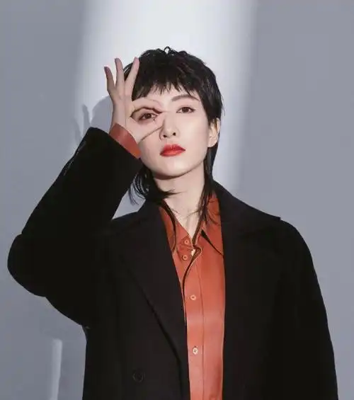 江疏影穿西装配碎花连衣裙街拍气质清新甜美戴贝雷帽时髦洋气