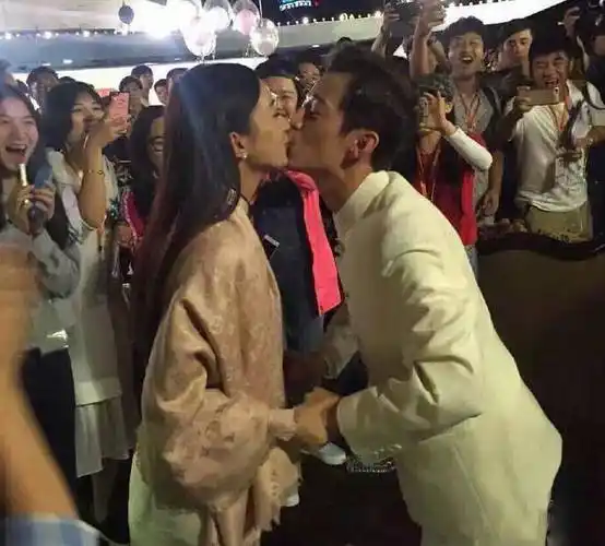 综艺节目尺度惊人:赵丽颖何炅当街激吻 日本综艺恶搞女星