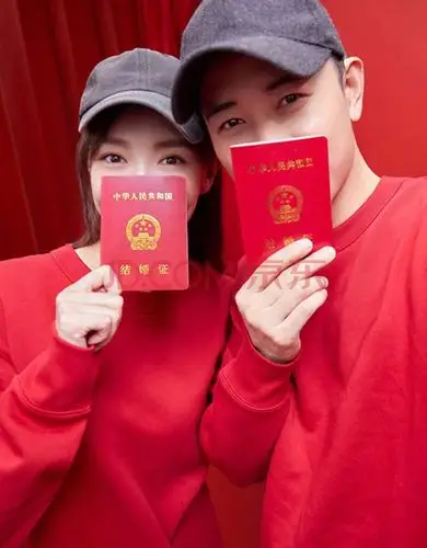 幻夕兔明星同款结婚证件红色圆领卫衣男女长袖韩版圆领卫衣秋装情侣