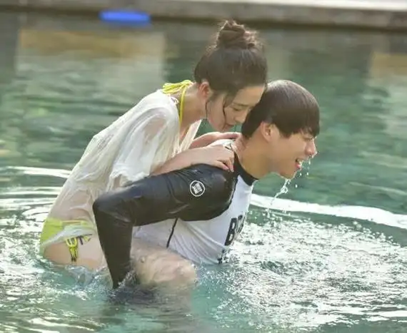 李沁魏大勋水下拥吻,画面太美不敢看,网友:演技实力派