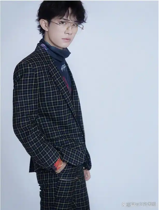 易烊千玺戴眼镜,简直是"妖孽"重生