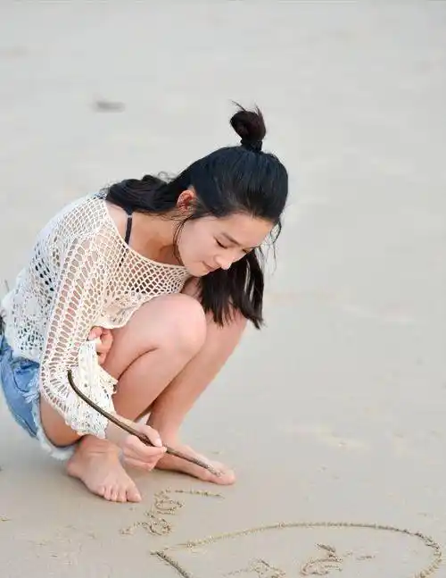 李沁身着清新泳衣海边嬉戏,竟然"骑"在魏大勋身上,看呆了_画面_活力