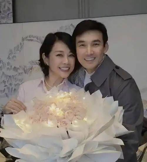 陈松伶和小9岁丈夫庆生,减肥颜值重返巅峰,结婚13年未育仍幸福_张铎