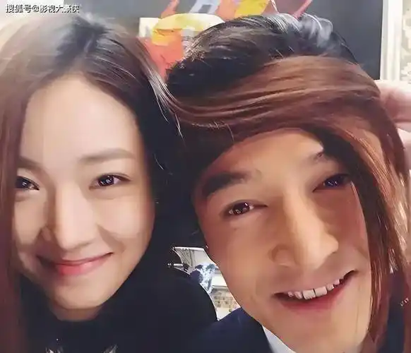 原创胡歌90后妻子罕见素颜现身两人拉萨旅游颜值平平却俘获男神令人