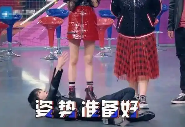 华晨宇节目中躺下时忘记一旁关晓彤穿的是短裙避嫌动作圈粉了