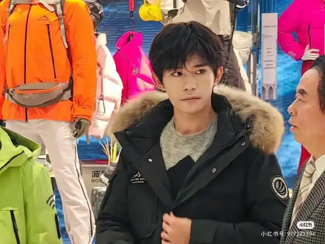 易烊千玺手拿dv走红毯#妈妈的好大儿#易烊千玺代言波司登#@tfboys-易