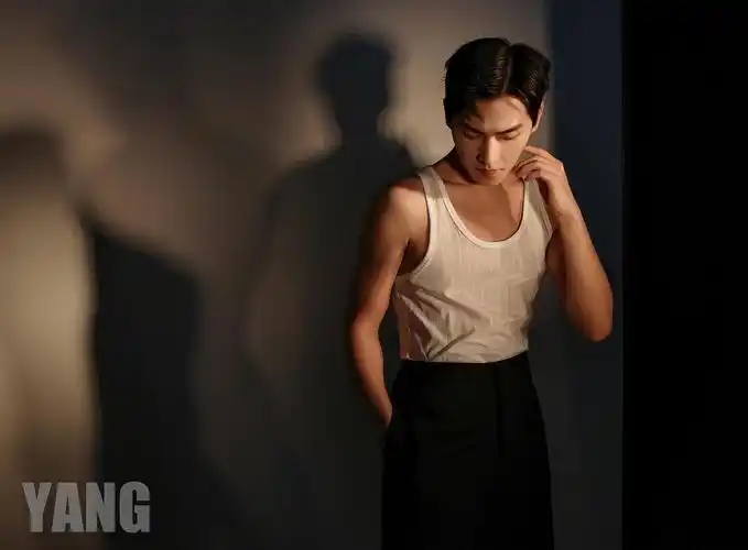 杨洋时尚芭莎封面,精致又张扬,太有攻击力了