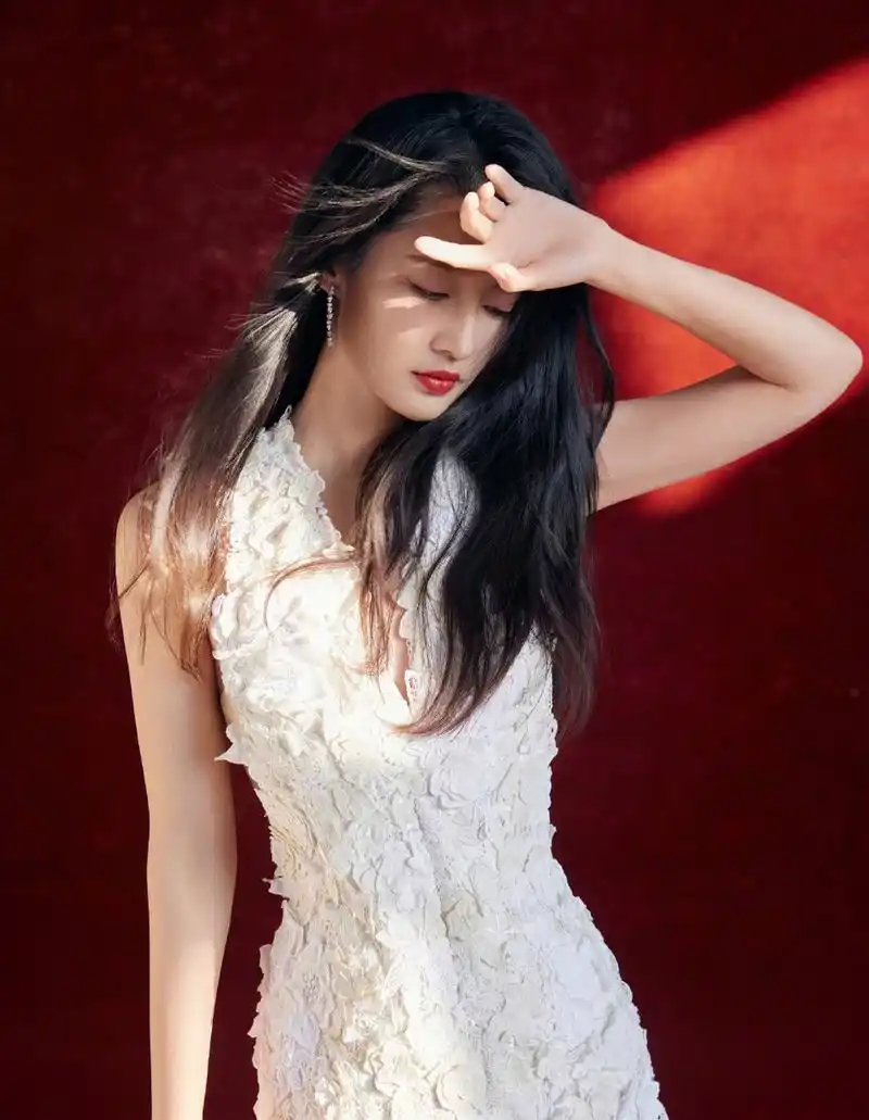 李沁一袭白色蕾丝花朵连衣裙美的像一朵纯白的茉莉花,清雅脱俗,俏皮