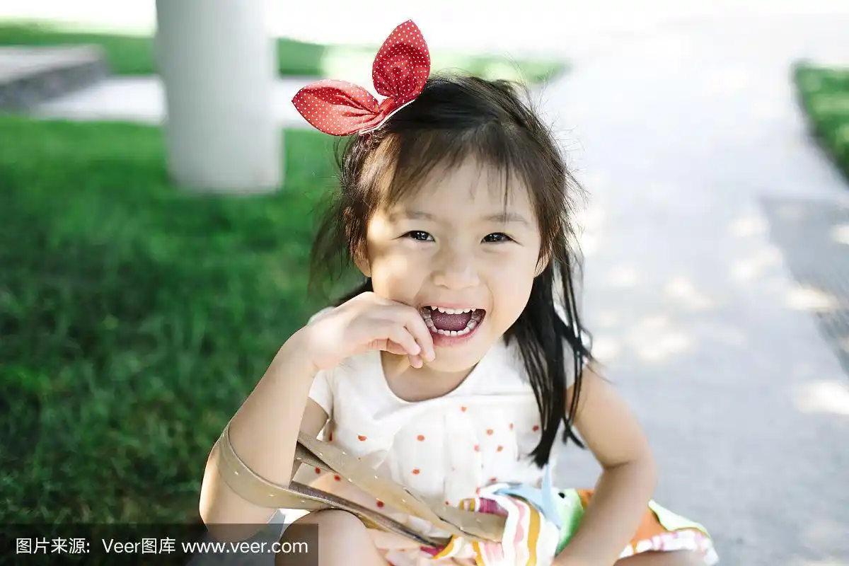 快乐的小女孩笑大了