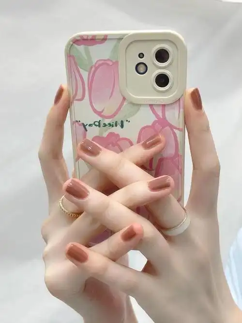 这款低调奶茶色指甲油,让你在学校和职场焕发温柔气质