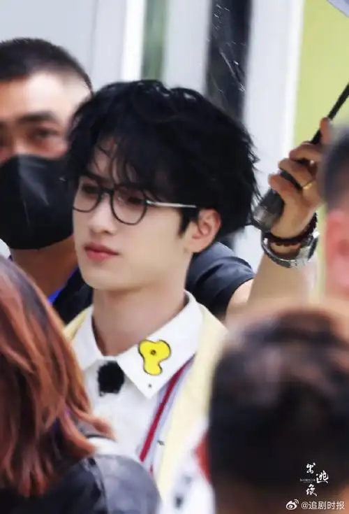 严浩翔卷毛眼镜造型##严浩翔幼态感