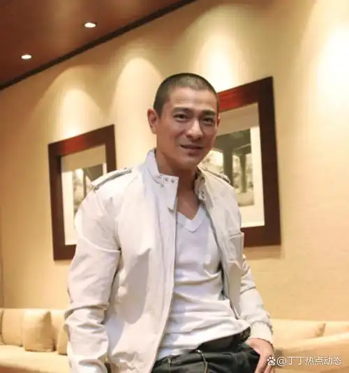 刘德华剃光头的样子,一点都不帅气,很土.