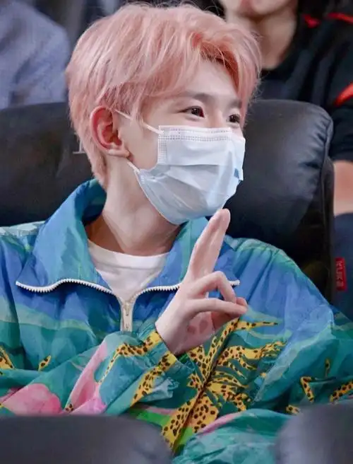 王源发色千千万其中粉发我最爱