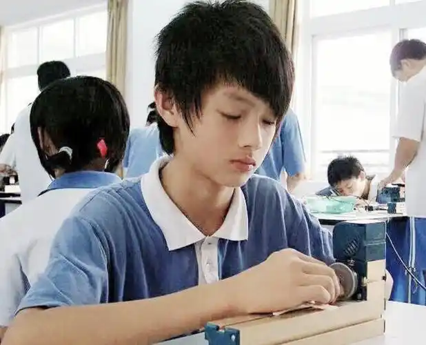 许凯大学时期堪称校草,网友扒出"小学照",说颜值巅峰都不过分_腾讯