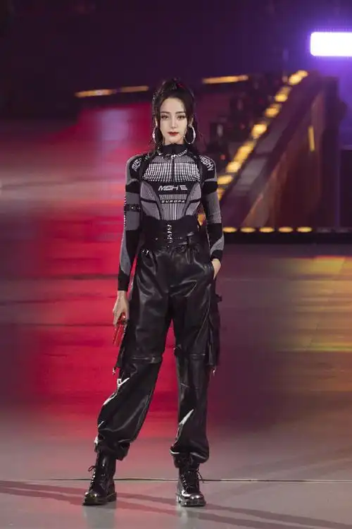 迪丽热巴工装皮靴配金属锁链演绎美腿杀 眼神魅惑撩人气质冷艳