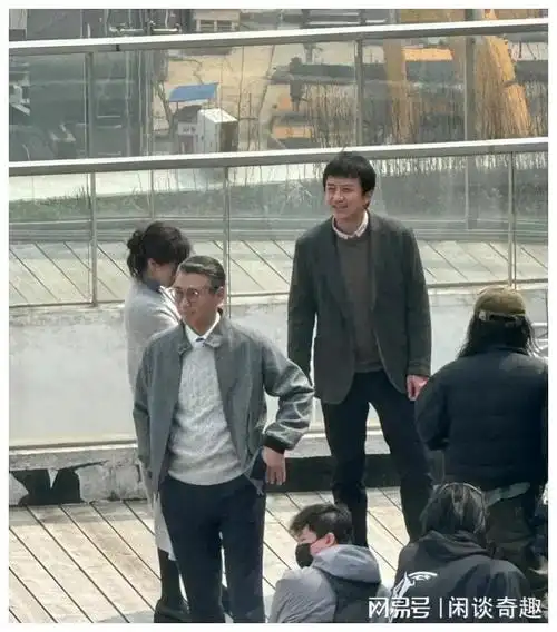 45岁邓超和李乃文上海拍戏风吹现秃顶明星也逃不开秃顶烦恼