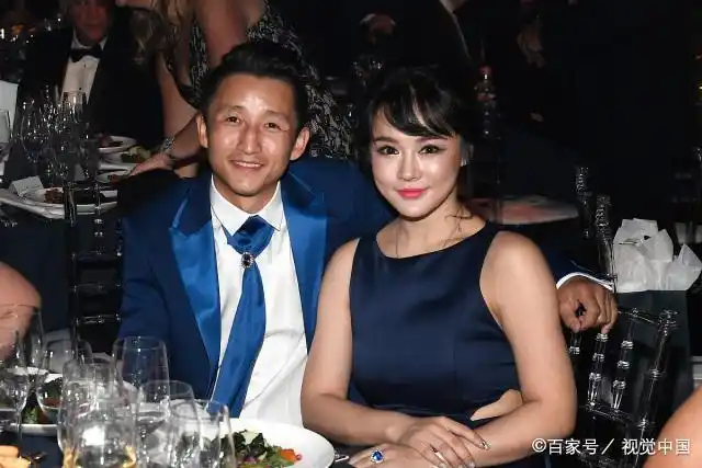 邹市明和老婆冉莹颖在庆功宴