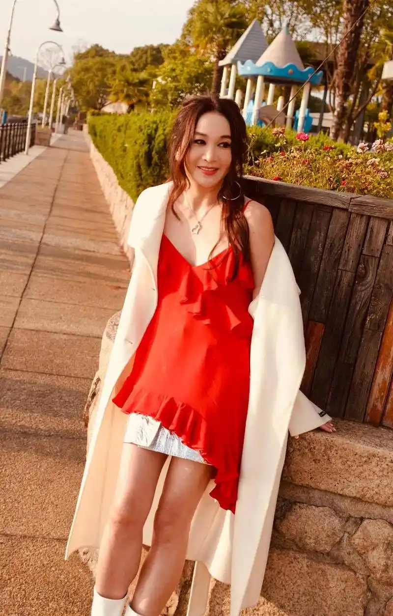 57岁温碧霞小城市商演太掉价,戴5种首饰,10级美颜难掩岁月痕迹