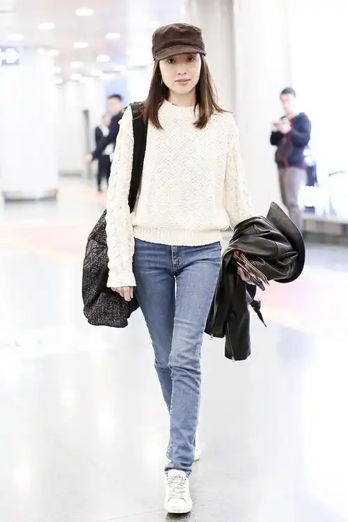 董洁打扮得真时髦流苏针织衫配拼色牛仔裤显瘦且不失活力