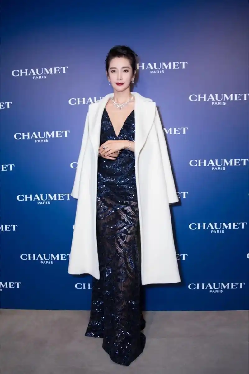 李冰冰一袭深蓝色曳地长裙大气亮相某高定珠宝派对,深v领口大秀优雅