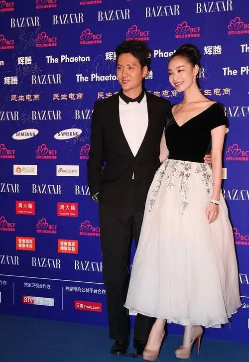 倪妮站在前男友冯绍峰身旁白色裙摆银色印花气质真太迷人