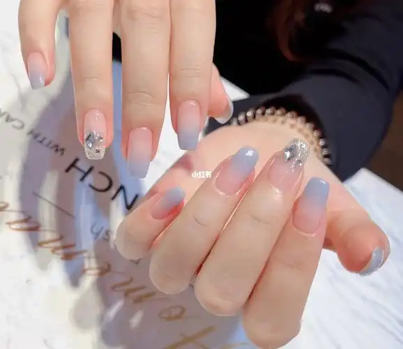 蓝不蓝紫不紫的一个渐变色美甲