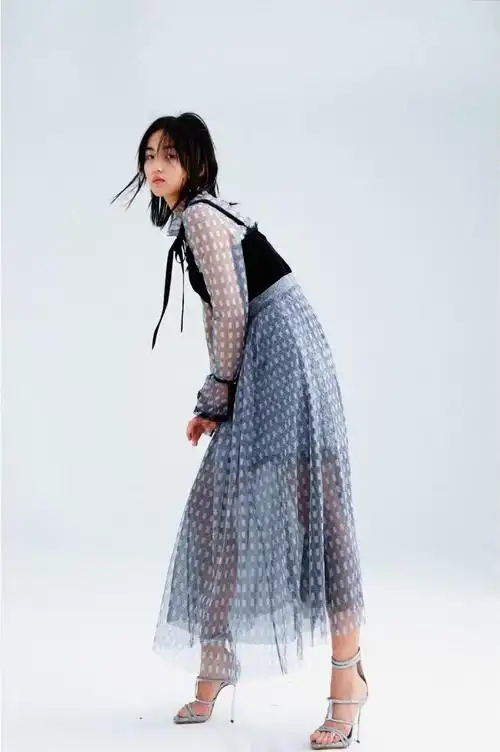 18岁张子枫越来越洋气颠覆少女印象拍大片完美驾驭轻熟混搭风