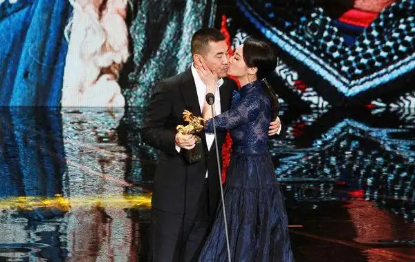 第51届金马奖颁奖 陈建斌获影帝蒋勤勤献吻