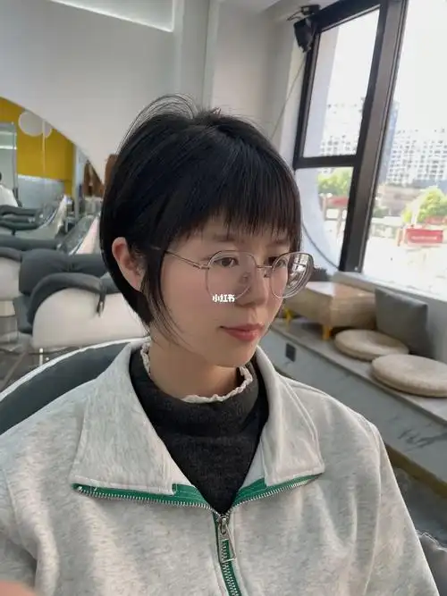 不烫不染就减龄的短发