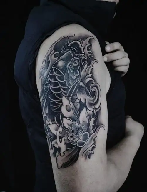 新传统黑灰莲年有鱼纹身,小哥哥的耐痛能力绝对可以的.