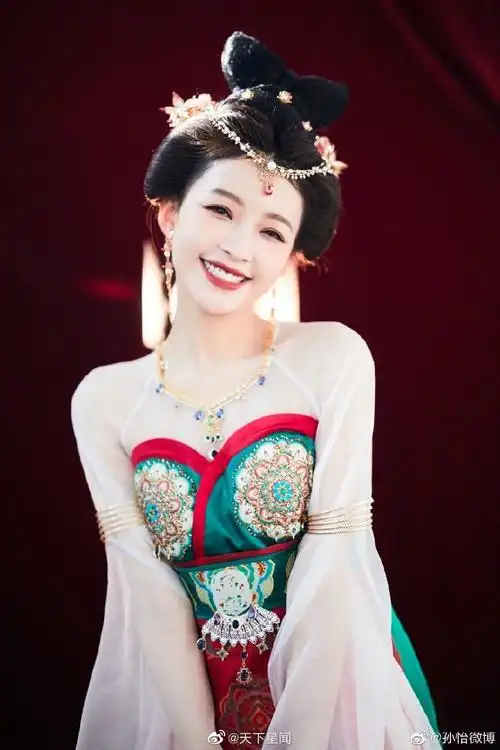 孙怡晒唐装红裙起舞写真飘逸灵动宛若画中仙子