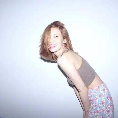 泫雅ins更新 吊带上衣 碎花短裤,居家女友风的美女姐姐!