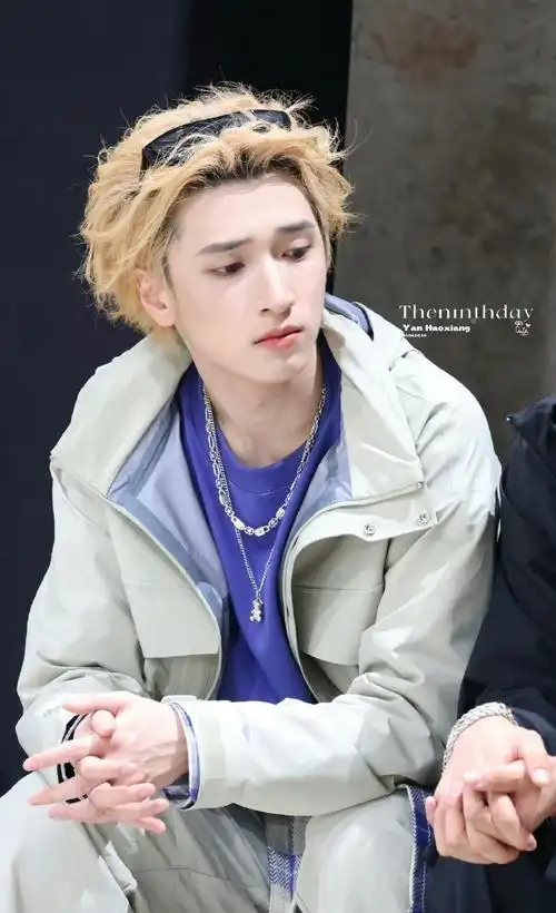 严浩翔红发三连拍##严浩翔新发色