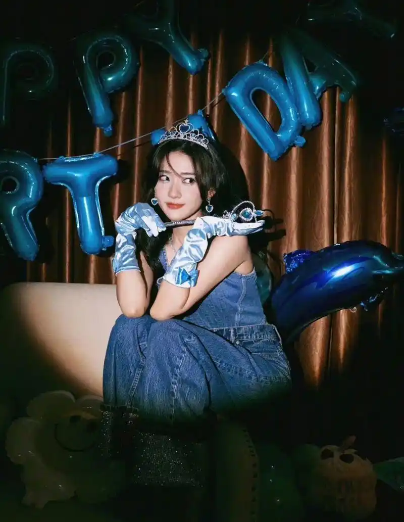 梁洁ins发布生日照片,牛仔复古风穿搭. #梁洁