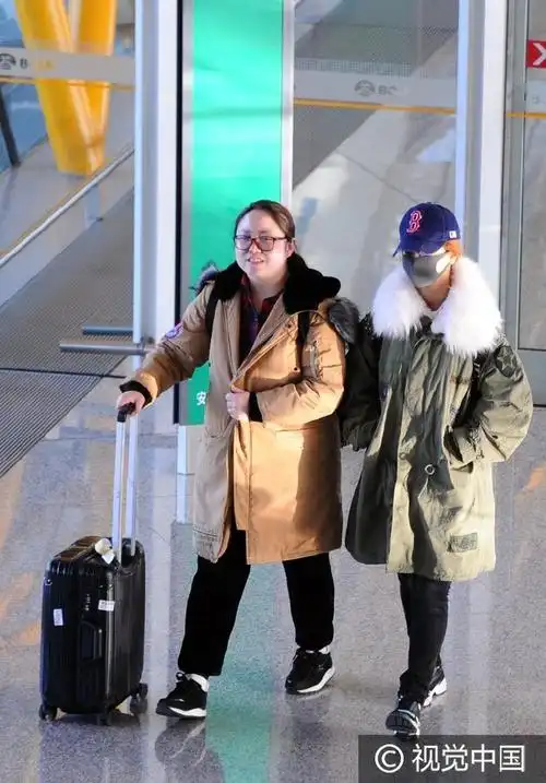 杨紫和助理模仿韩商言经典跳跃式拥抱却因体