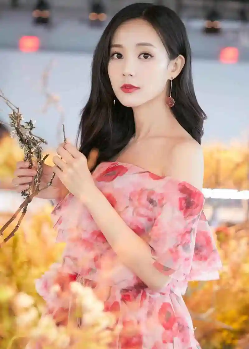 李一桐,山东济南出生的演艺新星,以出色演技和迷人身材在娱乐圈崭露头