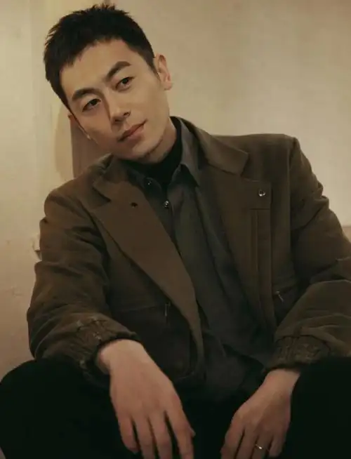 6737岁的朱亚文和他的三个情人