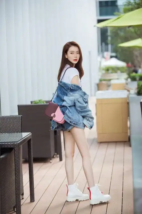 但是搭配起来提气有显腰身,戚薇的搭配就很好,大长腿又白有细,太完美