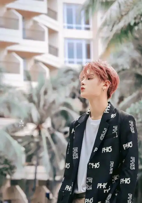 黄明昊红发造型