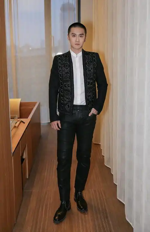 蒋劲夫出席活动身材瞩目男神分分钟上线