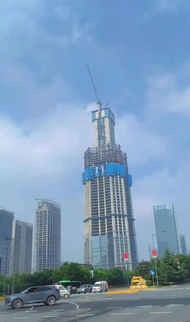 西北第一高楼中国国际丝路中银大厦最新进展,目前高度突破300 - 抖音