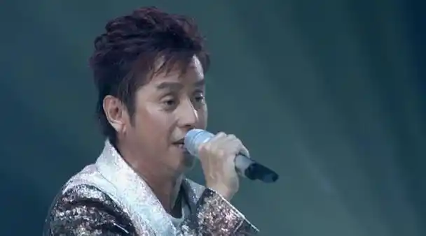 是火遍亚洲的超级歌星,他的音乐生涯横跨了60年代到新世纪!