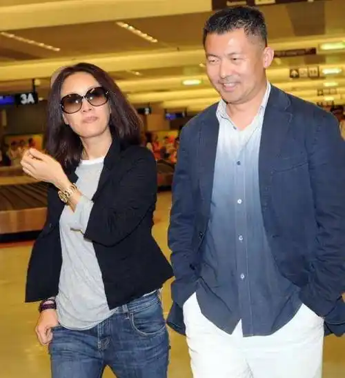 那英和丈夫孟桐一同出席了宴会.她的妆容占优势,实力不减.