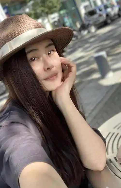 56岁王祖贤素颜现身,额头皮肤凹凸不平超显老,被曝抢女粉丝手机