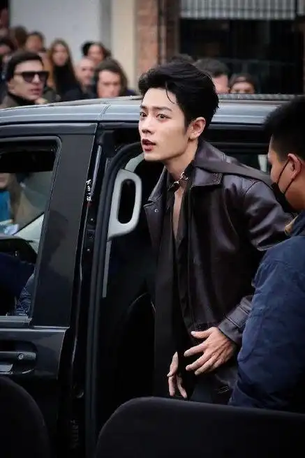 肖战的胸肌和脖子上的青筋,又幸福了虾姐们