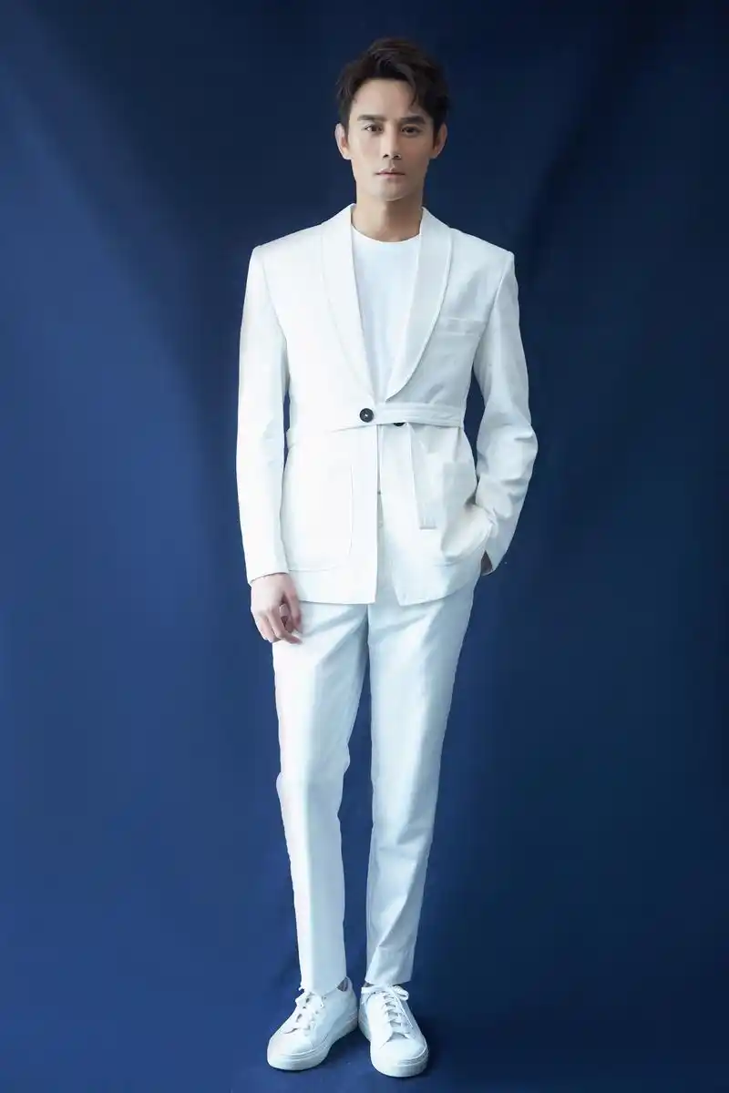 今日老板现身上海出席水密码,新品发布会,一身白色西