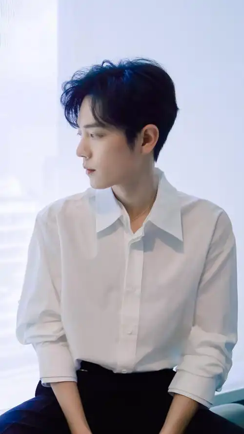 陈情令泰国见面会肖战时尚芭莎白衬衫修图见logo图片来自微博