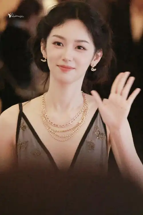 周也拿了六公主手里的糖#zy#周也公主盘发#  今天的发型巨好看!